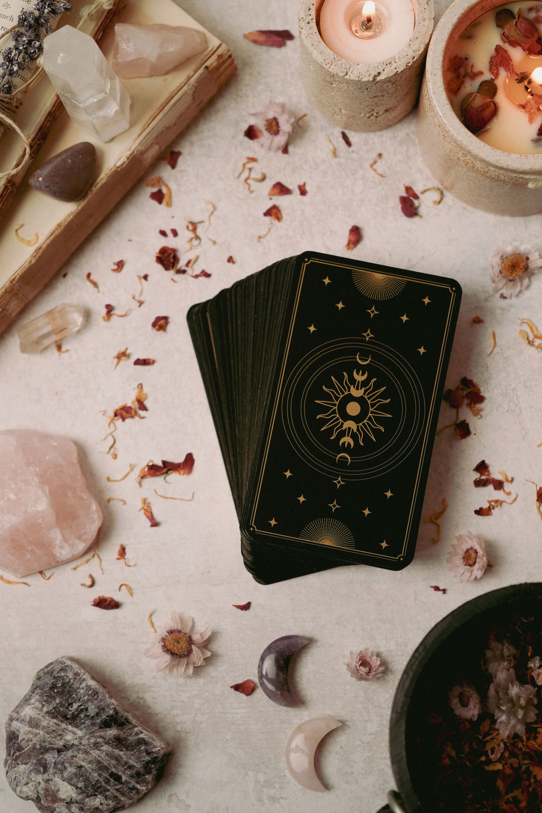 Kristallar və şamlar yanında tarot kartları