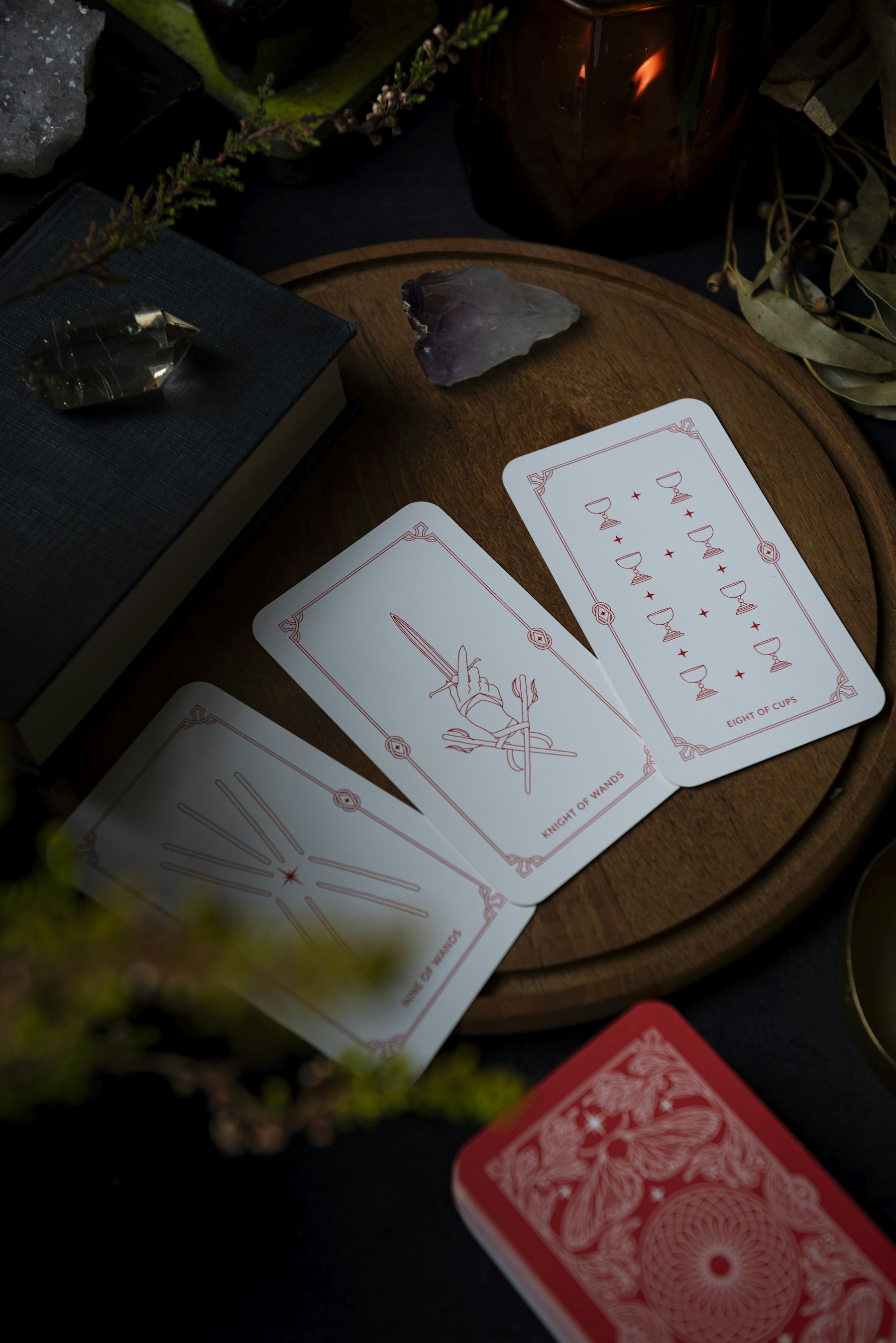 Mistik masada tarot kartları və şam işığı
